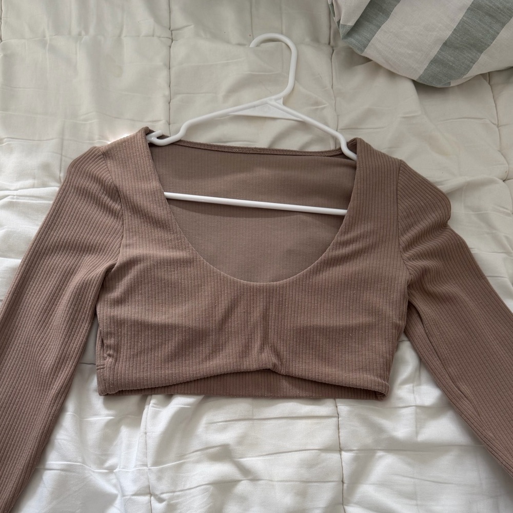 ALO Yoga Ribbed Long Sleeve Crop Top - Tan